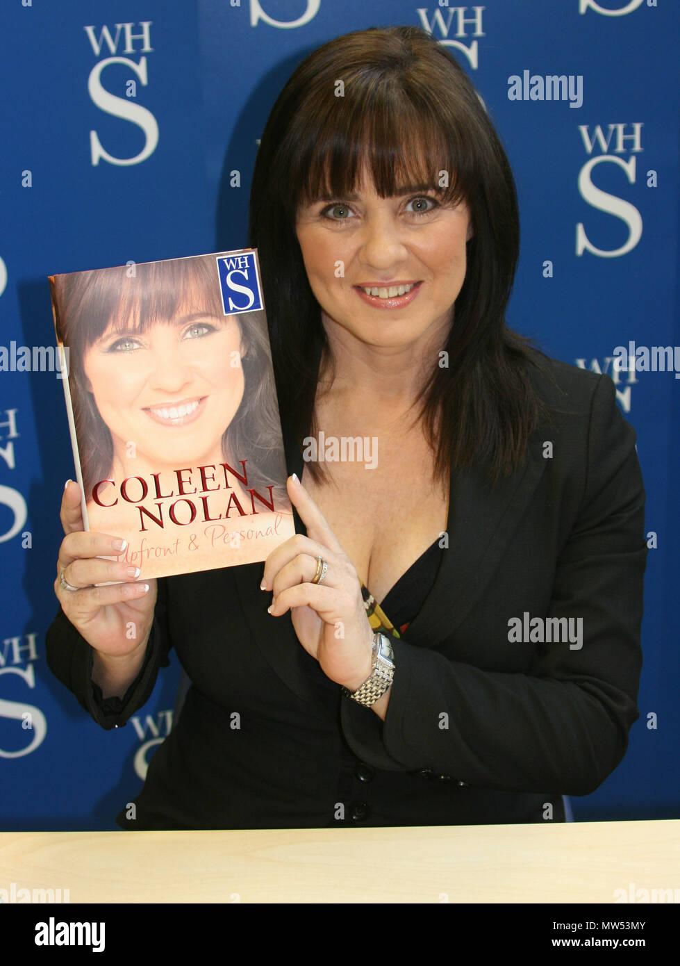 Liverpool, UK, personnalité de télévision et chanteuse-Coleen Nolan signe des exemplaires de son autobiographie à Liverpool, Ian crédit Fairbrother/ Alamy Stock Photos Banque D'Images