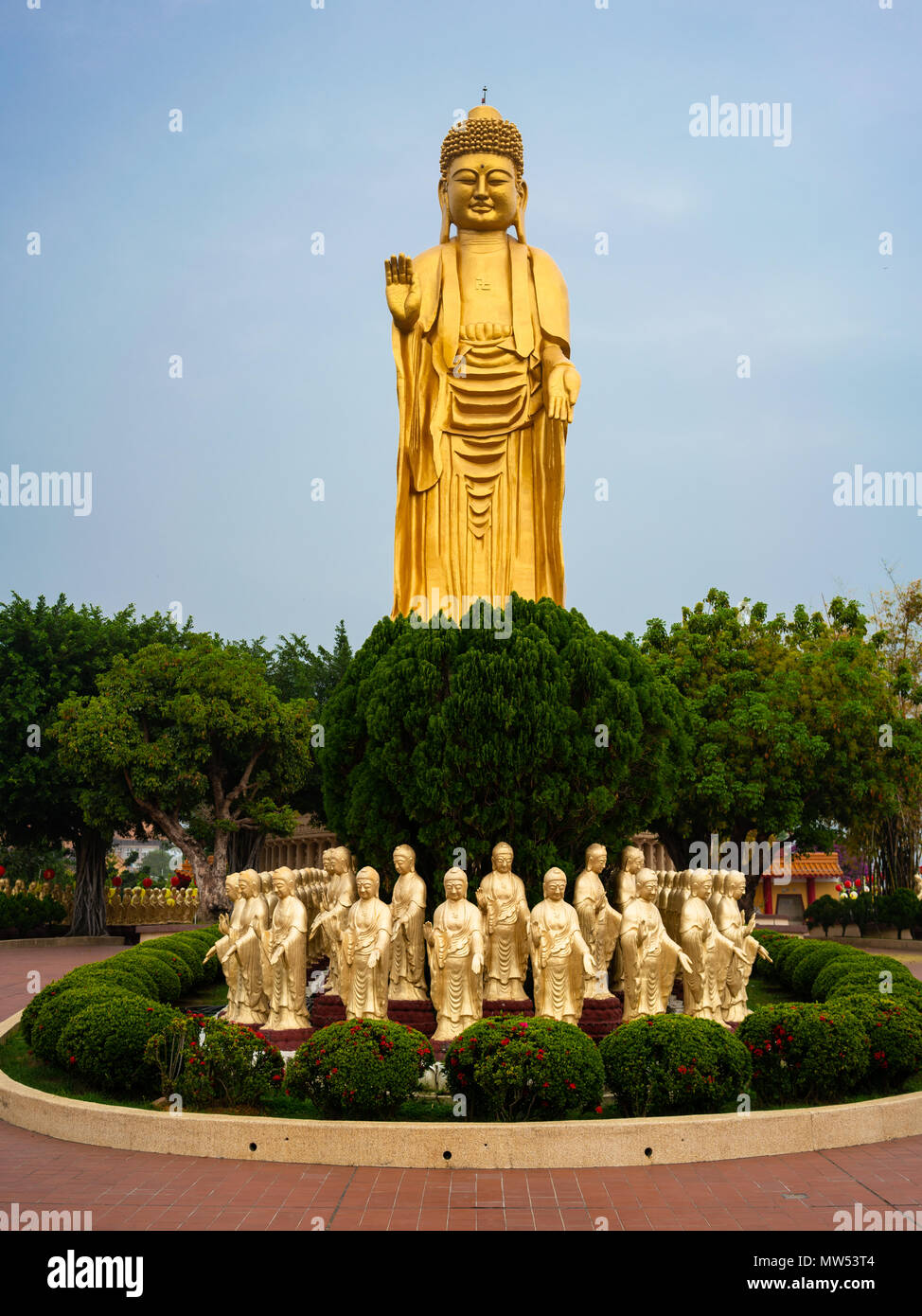 Statue du Grand Bouddha Debout doré au monastère Fo Guang Shan à Kaohsiung Taiwan Banque D'Images