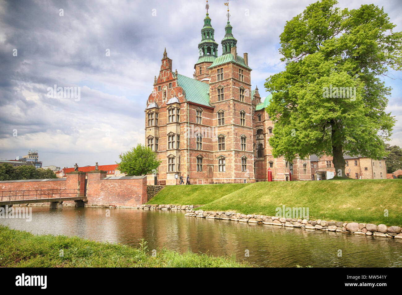 Copenhague, Danemark - mai 17, 2018 belle vue sur château de Rosenborg à Copenhague du jardin du roi et les douves. Le château a été b Banque D'Images
