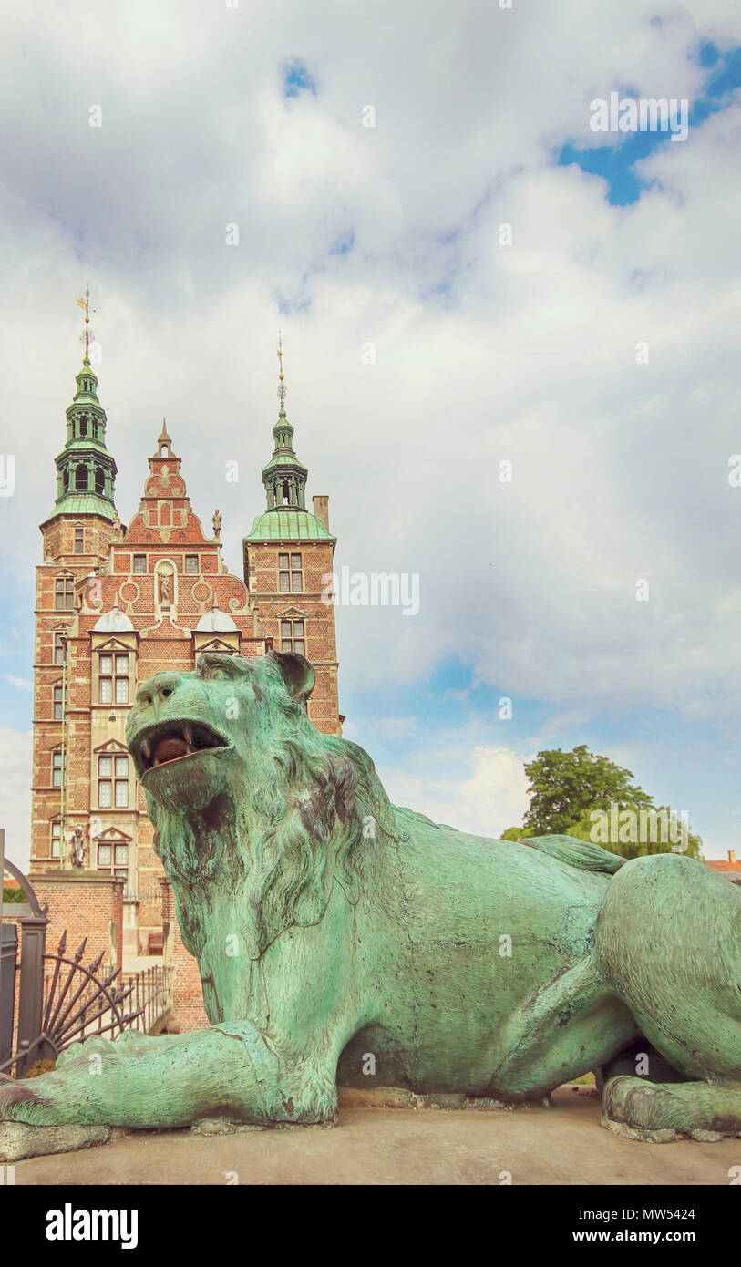 Copenhague, Danemark - mai 17, 2018 belle vue sur château de Rosenborg à Copenhague du jardin du roi avec un lion de bronze à la porte d'entrée. T Banque D'Images