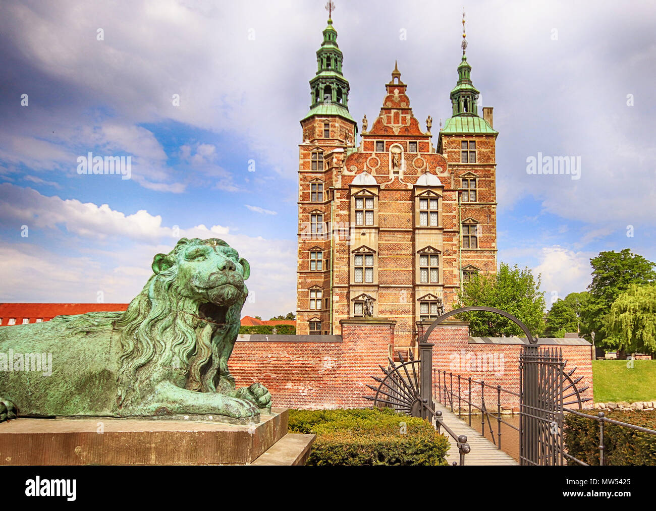 Copenhague, Danemark - mai 17, 2018 belle vue sur château de Rosenborg à Copenhague du jardin du roi avec un lion de bronze à la porte d'entrée. T Banque D'Images