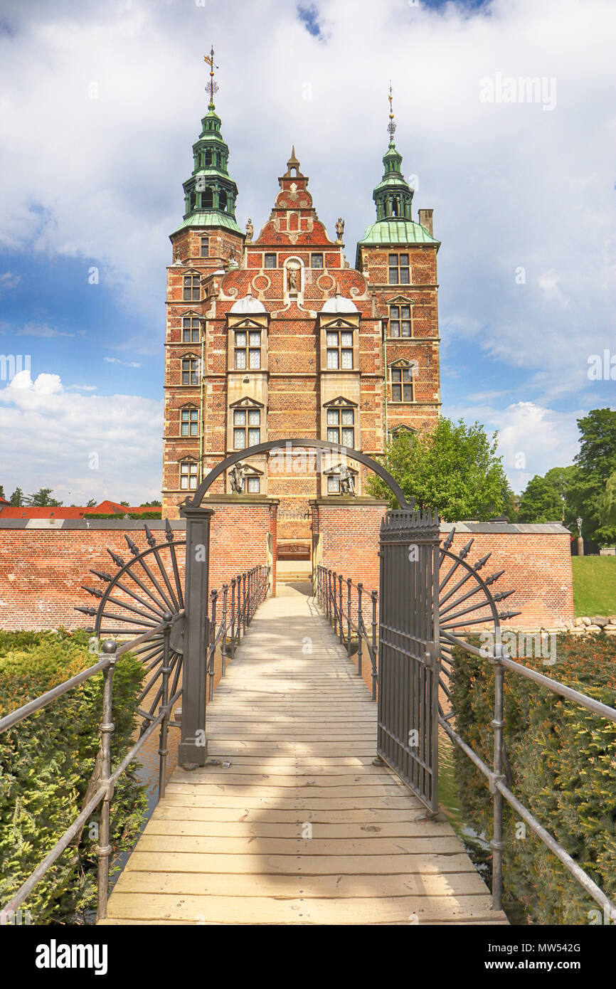 Copenhague, Danemark - 17 MAI 2018 - belle vue du château de Rosenborg à Copenhague à partir de l'entrée du jardin du roi sur les douves. Le ca Banque D'Images