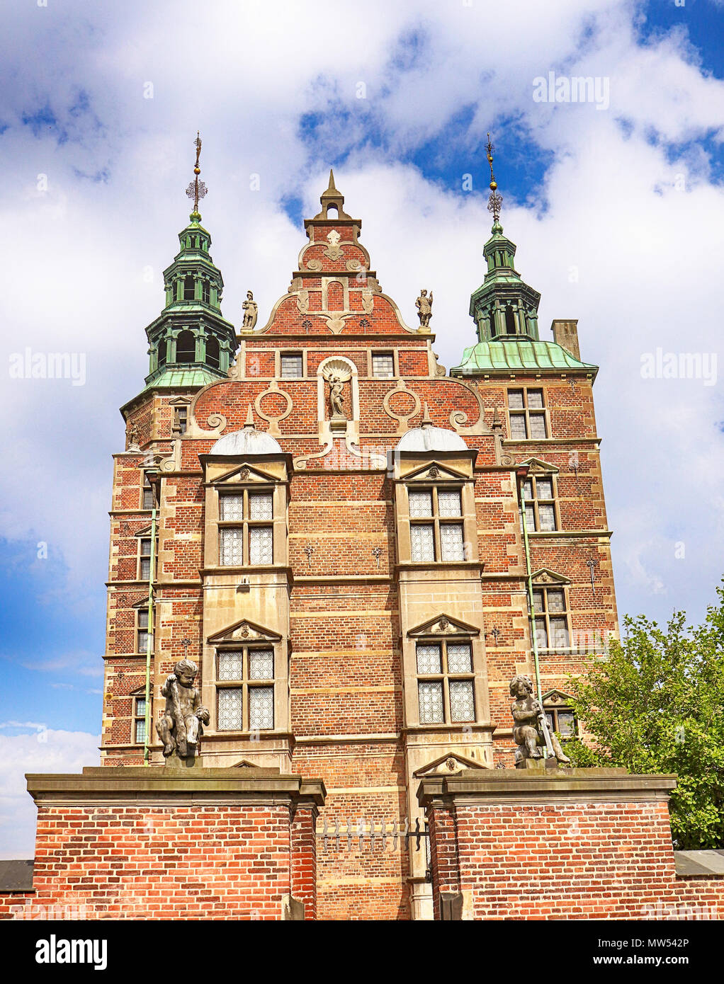 Copenhague, Danemark - mai 17, 2018 belle vue de la façade du château de Rosenborg à Copenhague à partir de l'entrée du jardin du roi. Le château a été construit comme c Banque D'Images