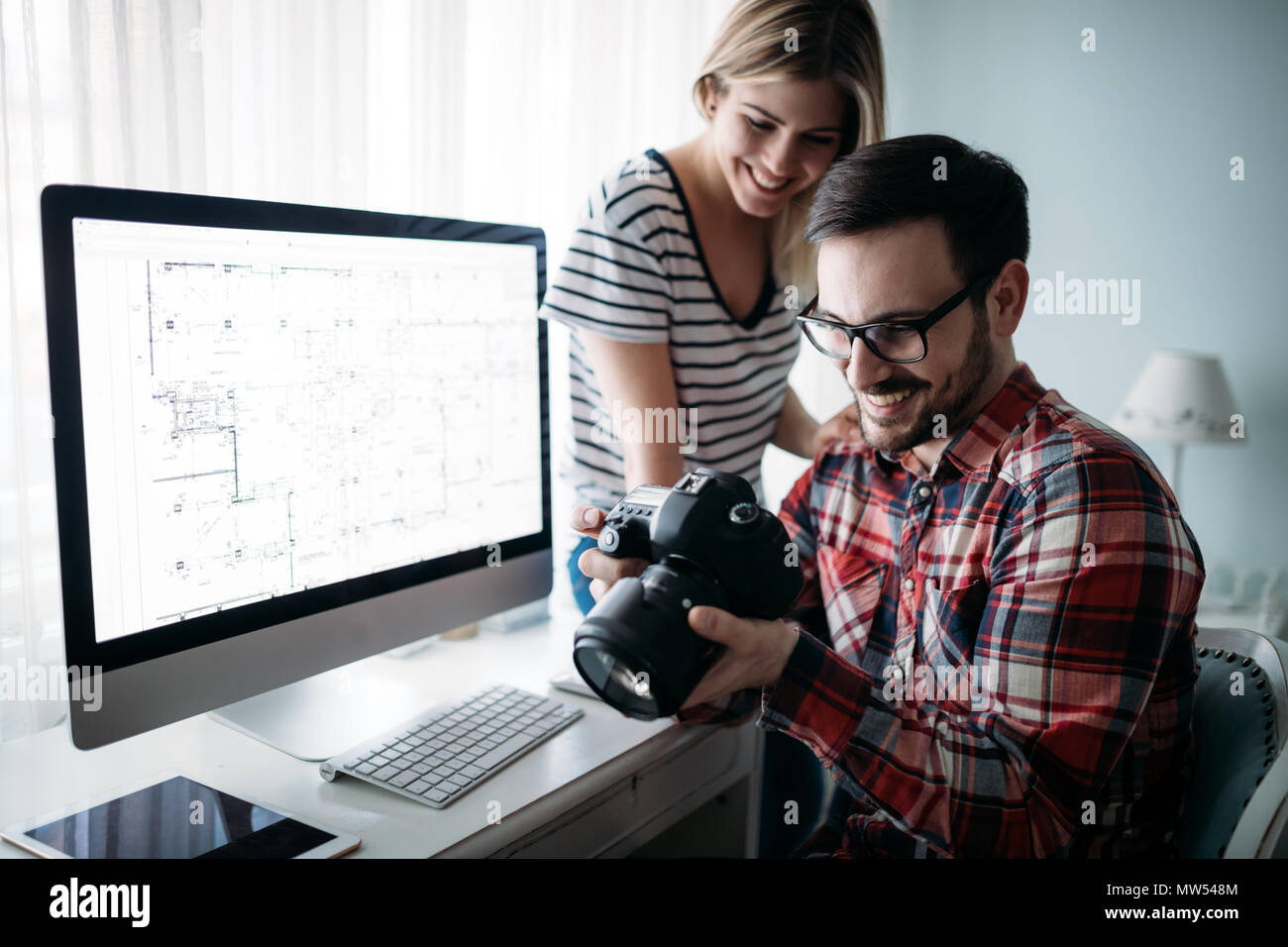 Les jeunes designers attrayant de travailler sur projet ensemble Banque D'Images