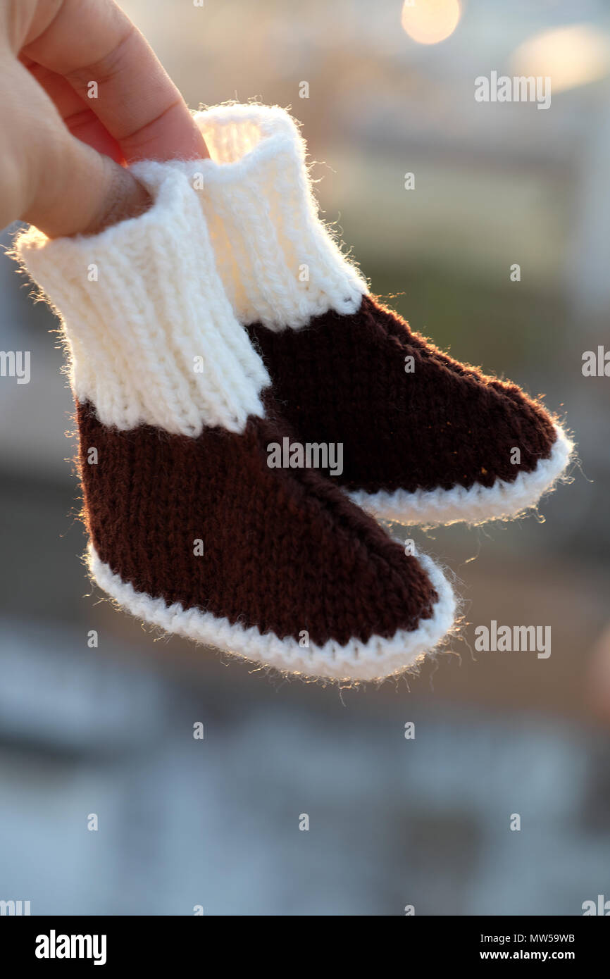 Tricoter chaussons pour bébé pour nouveau-né à partir de fils, Close up of cute produits faits main pour chaussures Banque D'Images