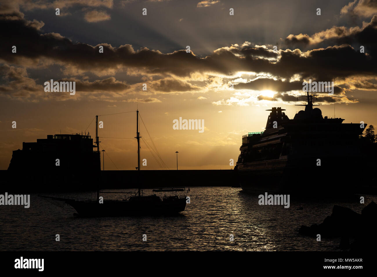 Le navire "Fred Olsen Balmoral' et 'Mein Schiff 4' de TUI Cruises reste à Funchal, Madère, contre un coucher de soleil spectaculaire. Banque D'Images