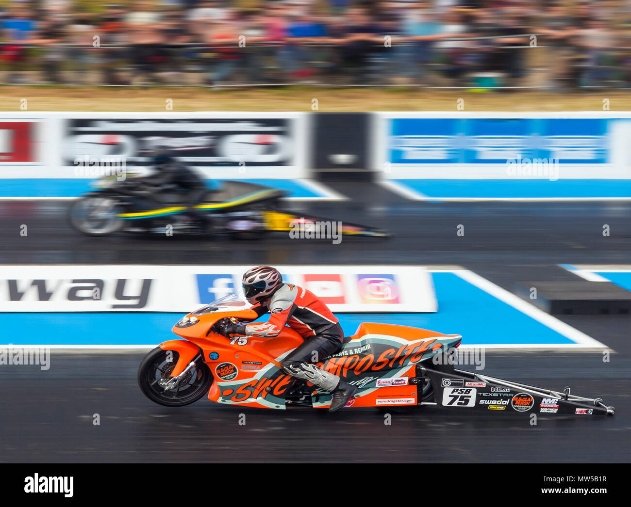 Pro Stock Bike Racing à Santa Pod. Kenneth Holmberg face visible V Maurice Bertrand côté éloigné. Banque D'Images