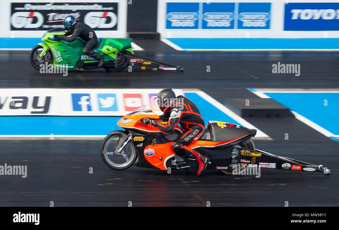 Pro Stock Bike Racing à Santa Pod. Mgr Martin Côté V Alex espère bien côté. Banque D'Images