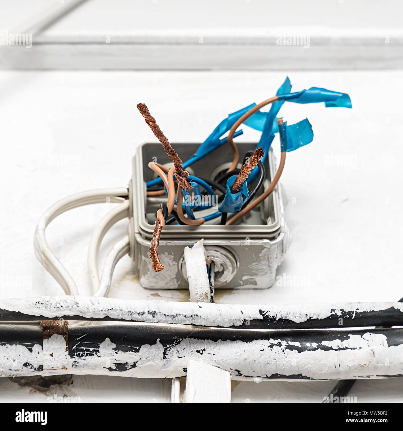 Feux électriques. Fil dénudé dans le câblage électrique dans le mur Banque D'Images