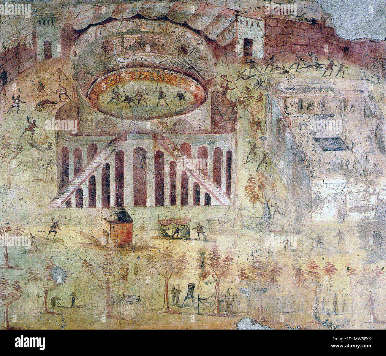 . Italiano : Museo Archeologico Nazionale di Napoli (inv. n° 8. 112222). Da Pompéi, Casa della Rissa nell'Anfiteatro (I, 3, 23) - L'fresque, famosissimo, è uno dei pochi che mostra un'ambientazione ed un episodio realistici. E' ritratto fedelmente l'anfiteatro di Pompei, con le mura della città alle sue spalle e la grande palestra con piscina centrale alla sua destra. L'episodio ritratto è quello della rissa scoppiata Pompeiani Nucerini fra e nell'anno 59 d.C. en cui furono ec numerosi morti, tanto da indurre il Senato Romano une proibire nell'anfiteatro di Pompei l'esecuzione dei Giochi gladiato Banque D'Images