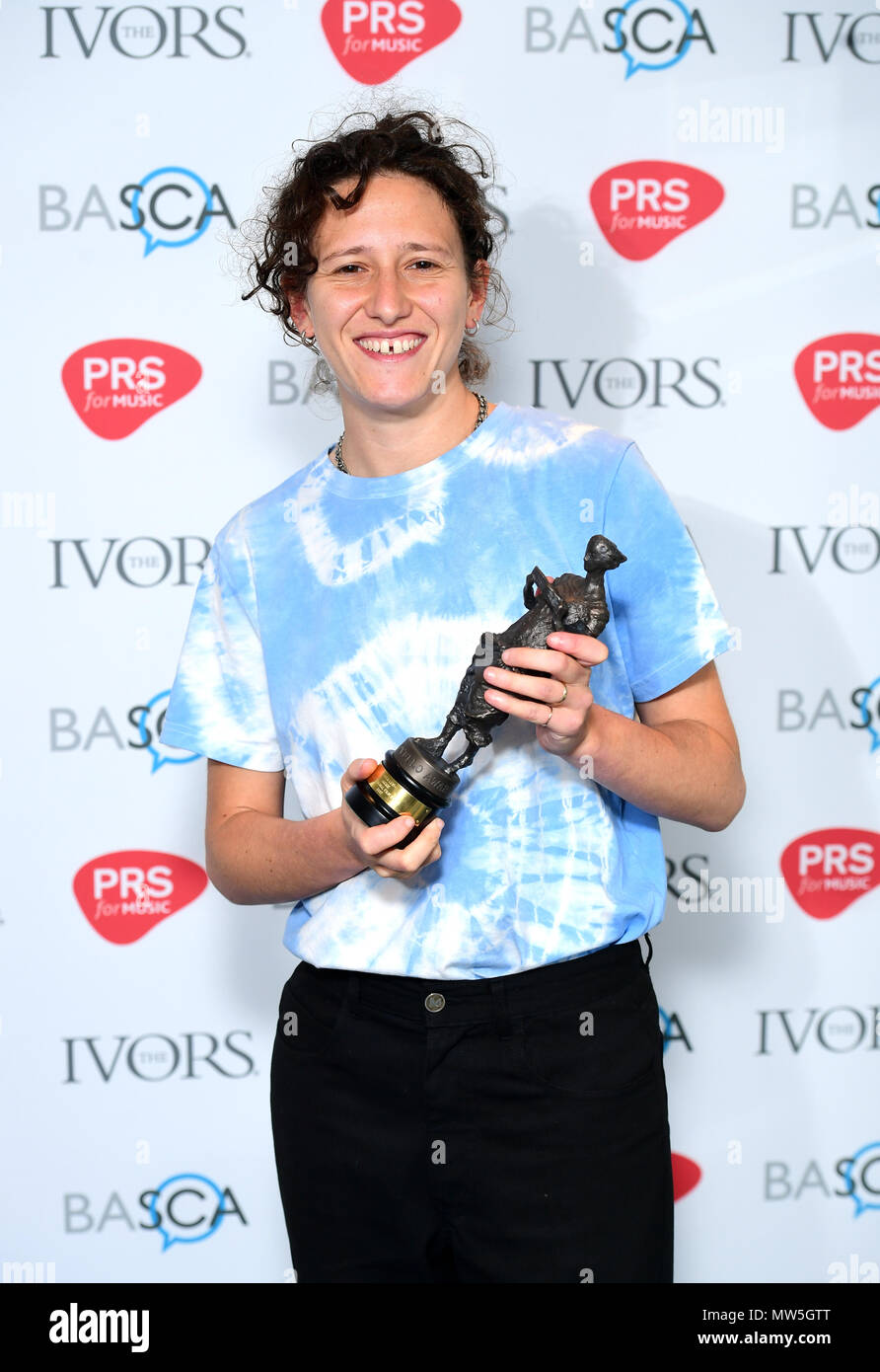 Mica Levi avec l'award du meilleur film d'origine dans la salle de presse au cours de la 63e Congrès annuel de l'écriture de Ivor Novello Awards au Grosvenor House de Londres. Photo date : Jeudi 31 Mai, 2018. Voir histoire PA Novello SHOWBIZ. Crédit photo doit se lire : Ian West/PA Wire Banque D'Images