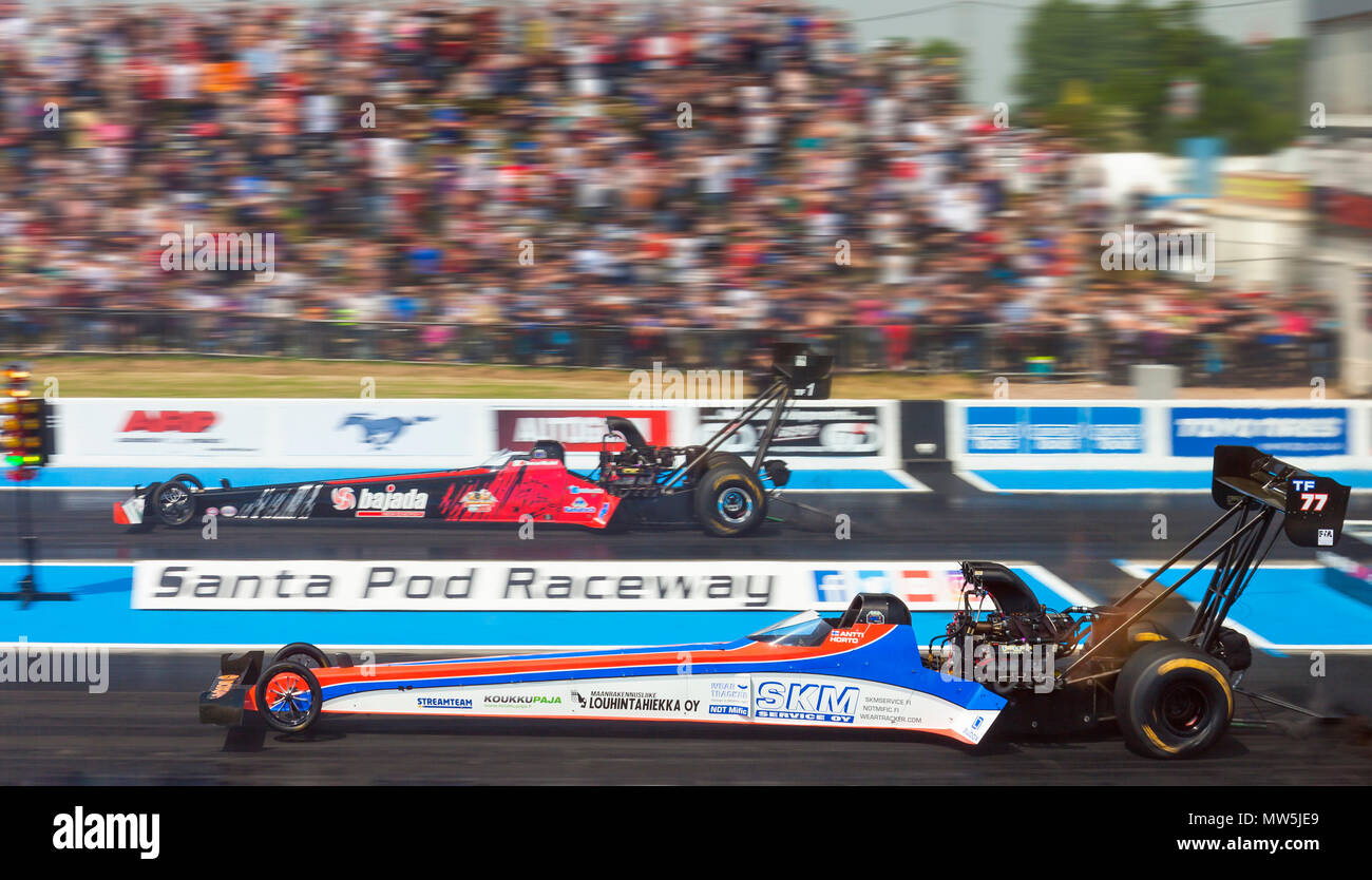 Top Fuel Dragsters à Santa Pod. Antti Horto face visible V Duncan Micallef loin côté. Banque D'Images