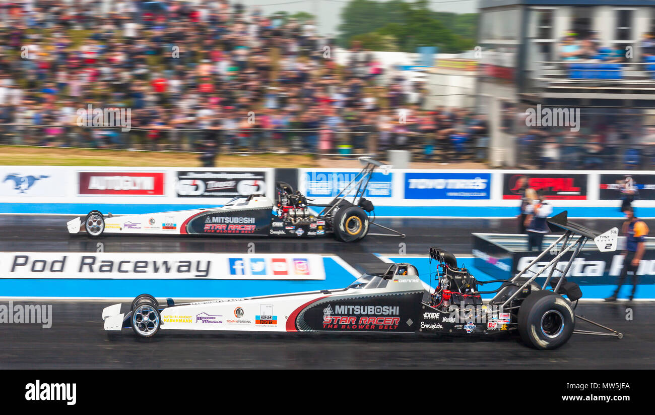 Top Methanol dragsters à Santa Pod. Dennis Habermann neaside V Timo Habermann loin côté. Banque D'Images