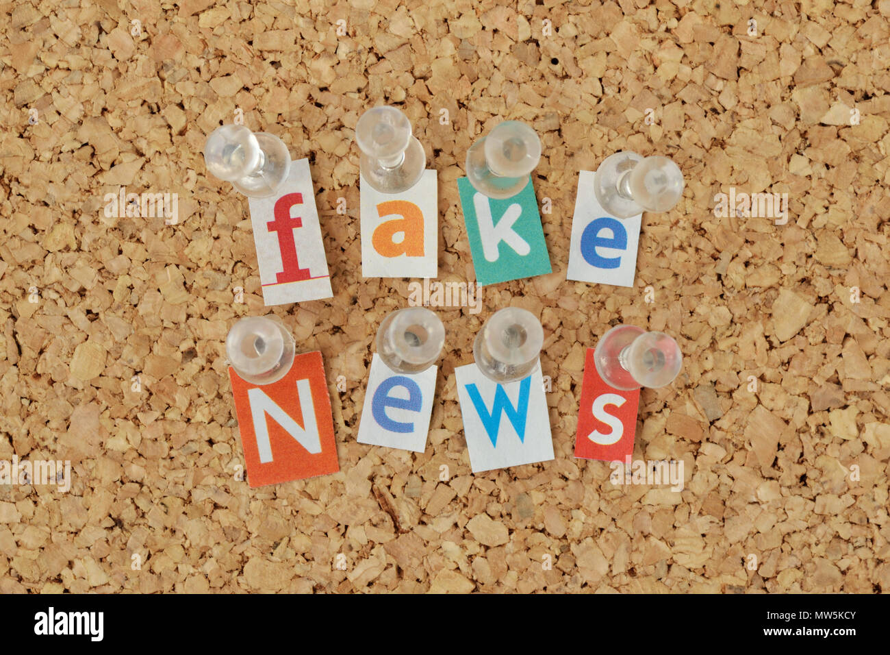 Mots Fake News écrit avec cut out magazine lettres le bulletin board Banque D'Images