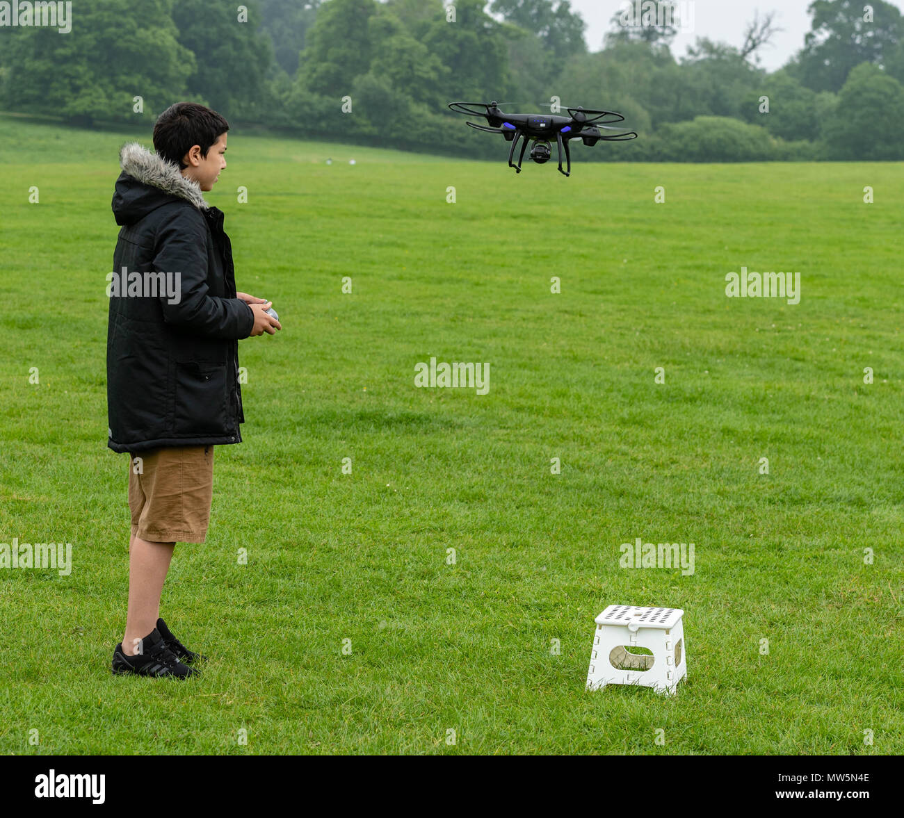 Garçon Biracial drone vole à Weald Country Park modèle libération lieu Banque D'Images