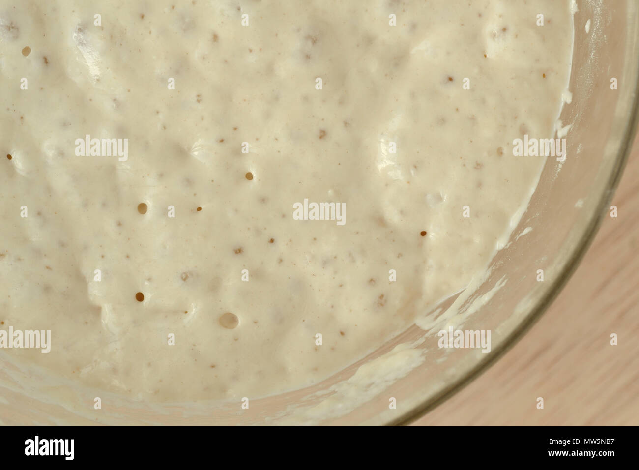 La pâte dans un bol (pour les pizzas, le pain au levain), Banque D'Images