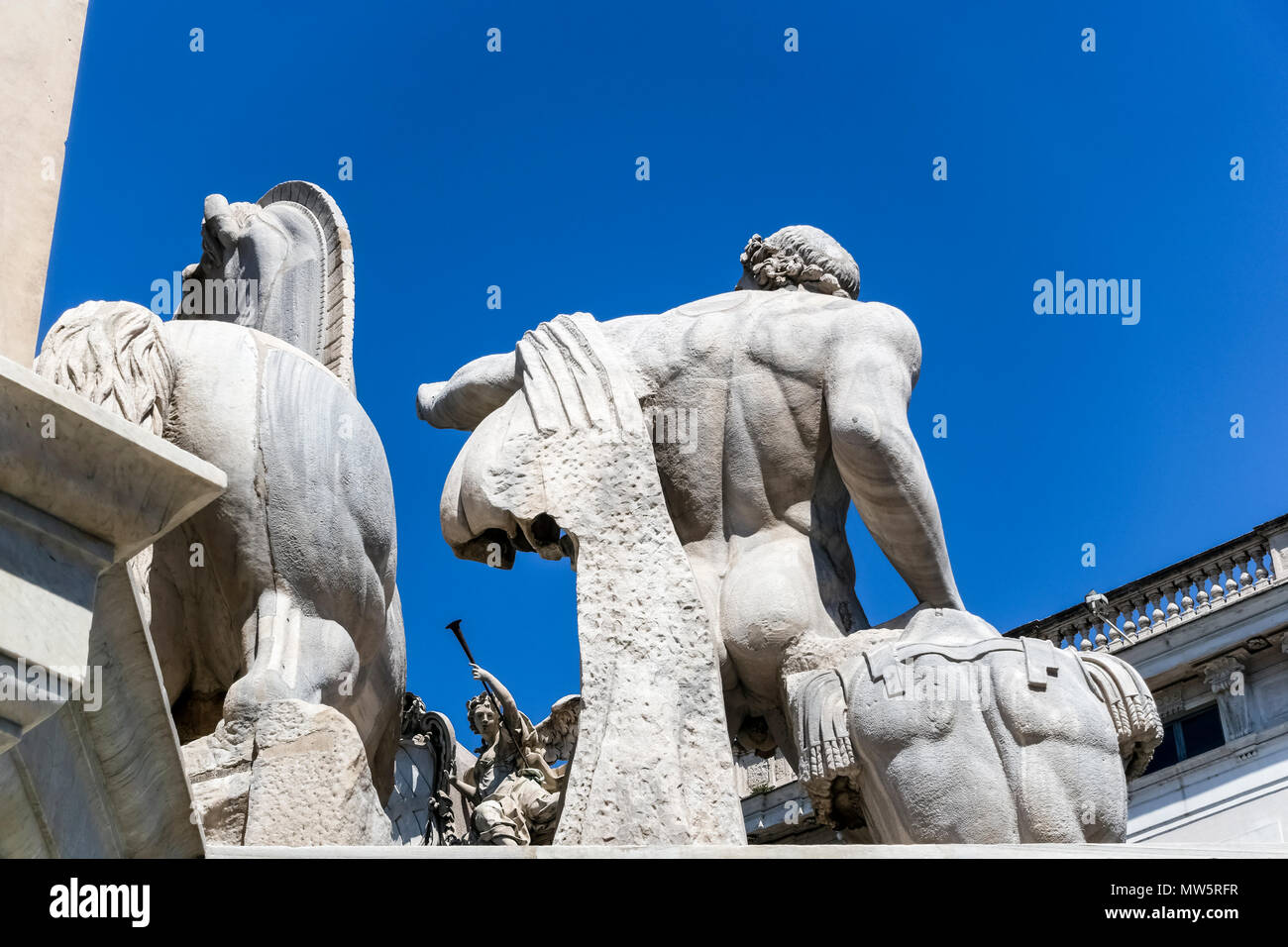 Dioscurus : statue fontaine, cheval, en face du Palazzo della Consulta le logement la Cour constitutionnelle italienne. La place du Quirinal. Rome, Italie, Europe. Banque D'Images