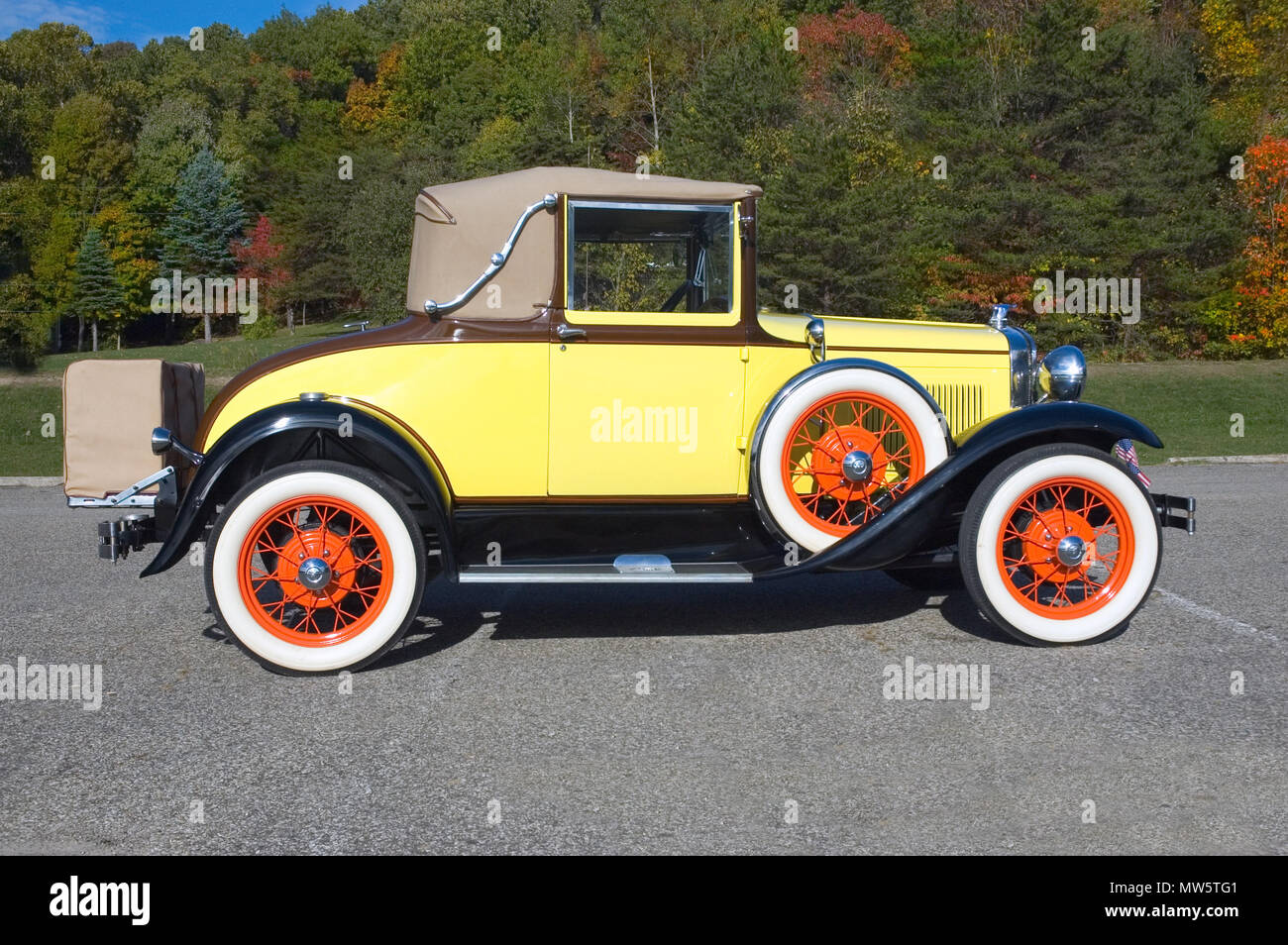 1931 ancien modèle Ford 'A' avec un schéma de peinture inhabituelle mais authentique. Les couleurs de la voiture correspondent à la palette d'automne des arbres en arrière-plan. Banque D'Images