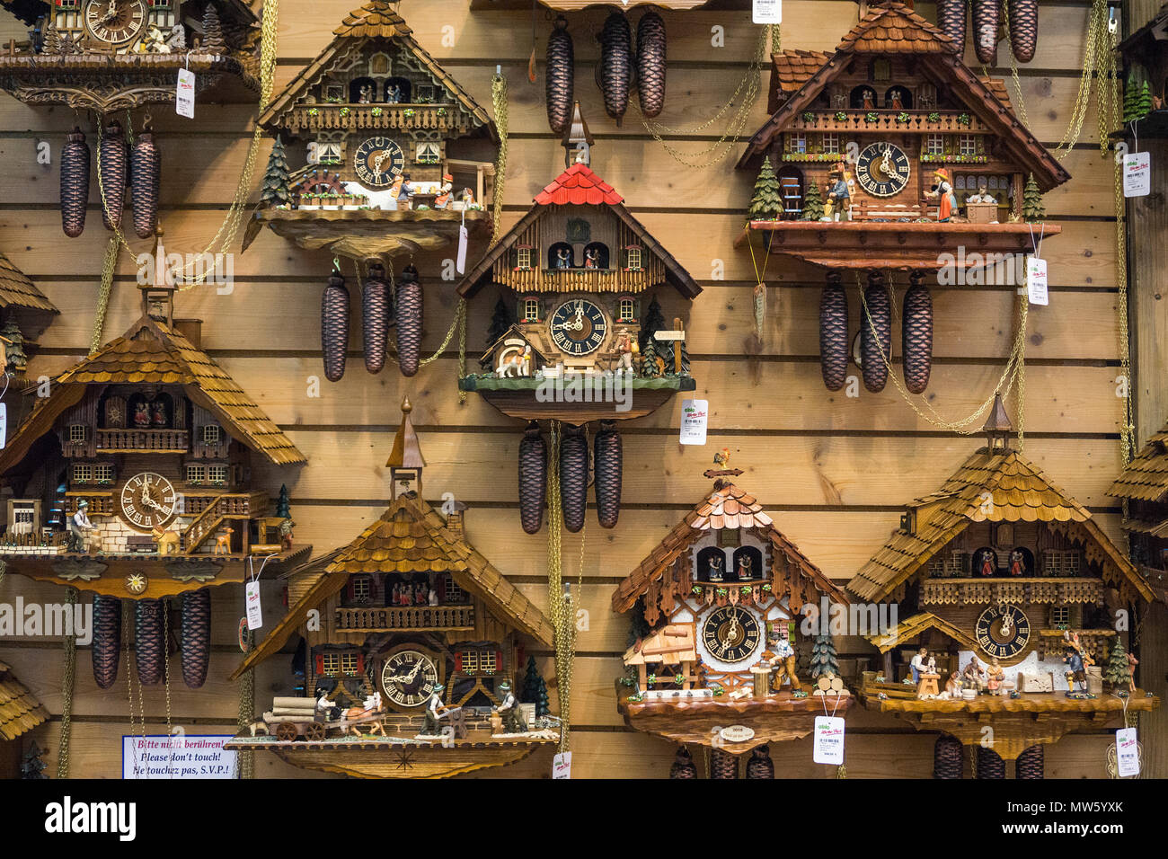 Grand nombre de coucous à Eble réveil park, village de Triberg, Forêt-Noire, Bade-Wurtemberg, Allemagne, Europe Banque D'Images