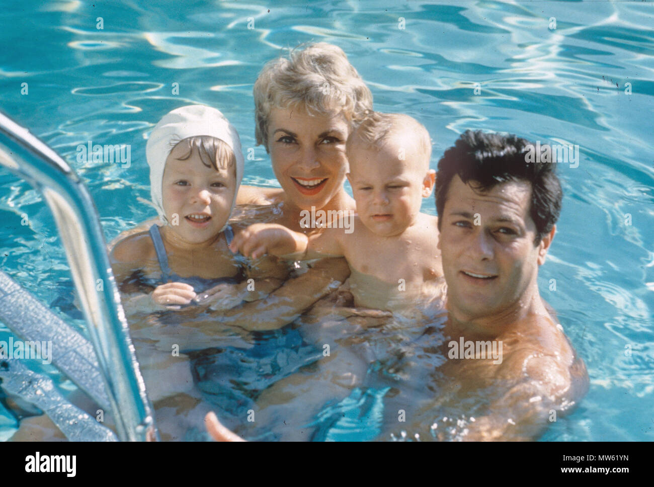 TONY CURTIS acteur de film américain vers 1960 avec son épouse Janet Leigh, fille Jamie Lee à gauche et Garçon non identifié. Banque D'Images