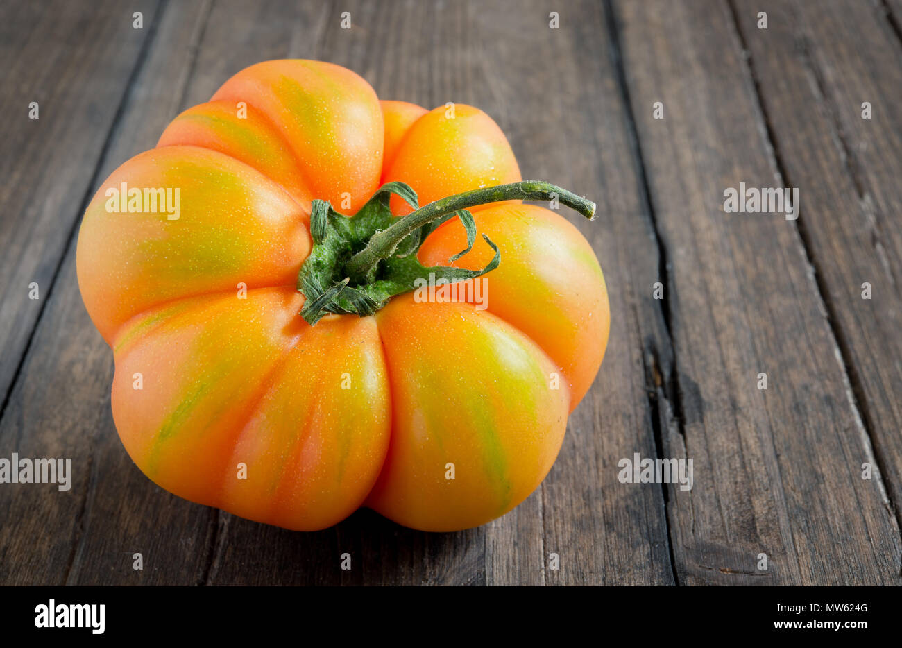Tomates non mûres marmande sur table en bois Banque D'Images