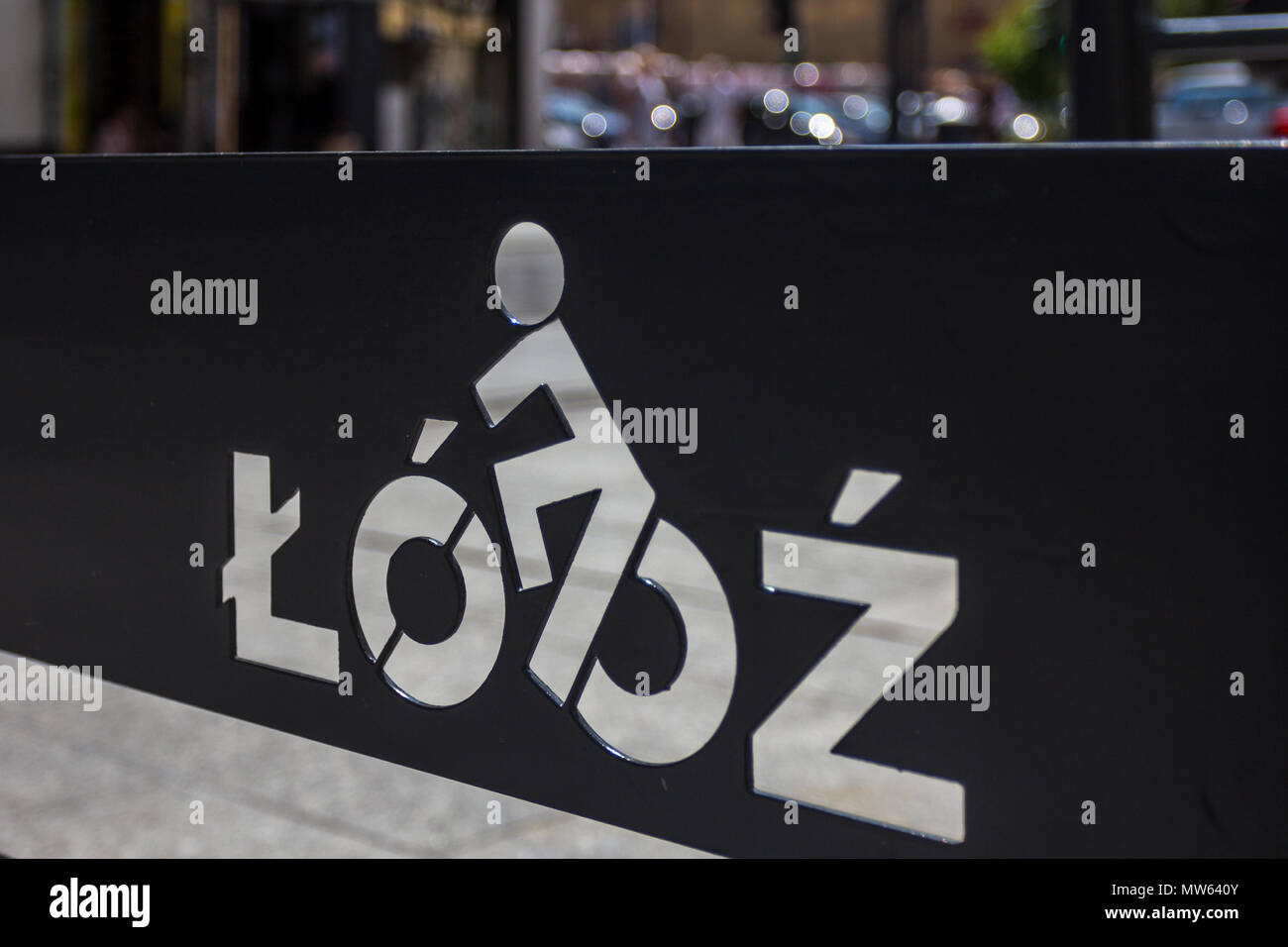 Inscrivez-vélo sur la rue Piotrkowska, à Łódź Łódzkie, Pologne. Banque D'Images