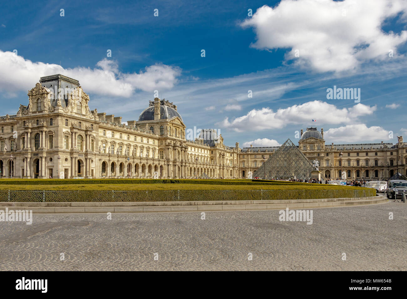 Le Louvre Paris, avec la pyramide, l'entrée au musée à Paris,France Banque D'Images