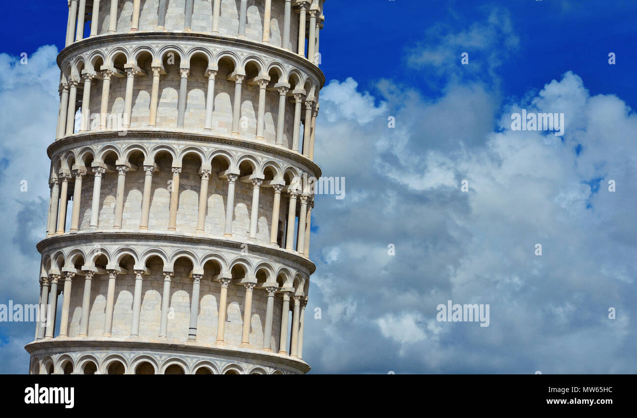 La célèbre Tour Penchée de Pise parmi de beaux nuages (avec copie espace) Banque D'Images