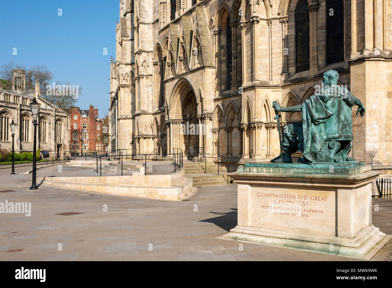 Symboles du pouvoir et de la paix sur un matin de printemps dans la région de York, Royaume-Uni Banque D'Images