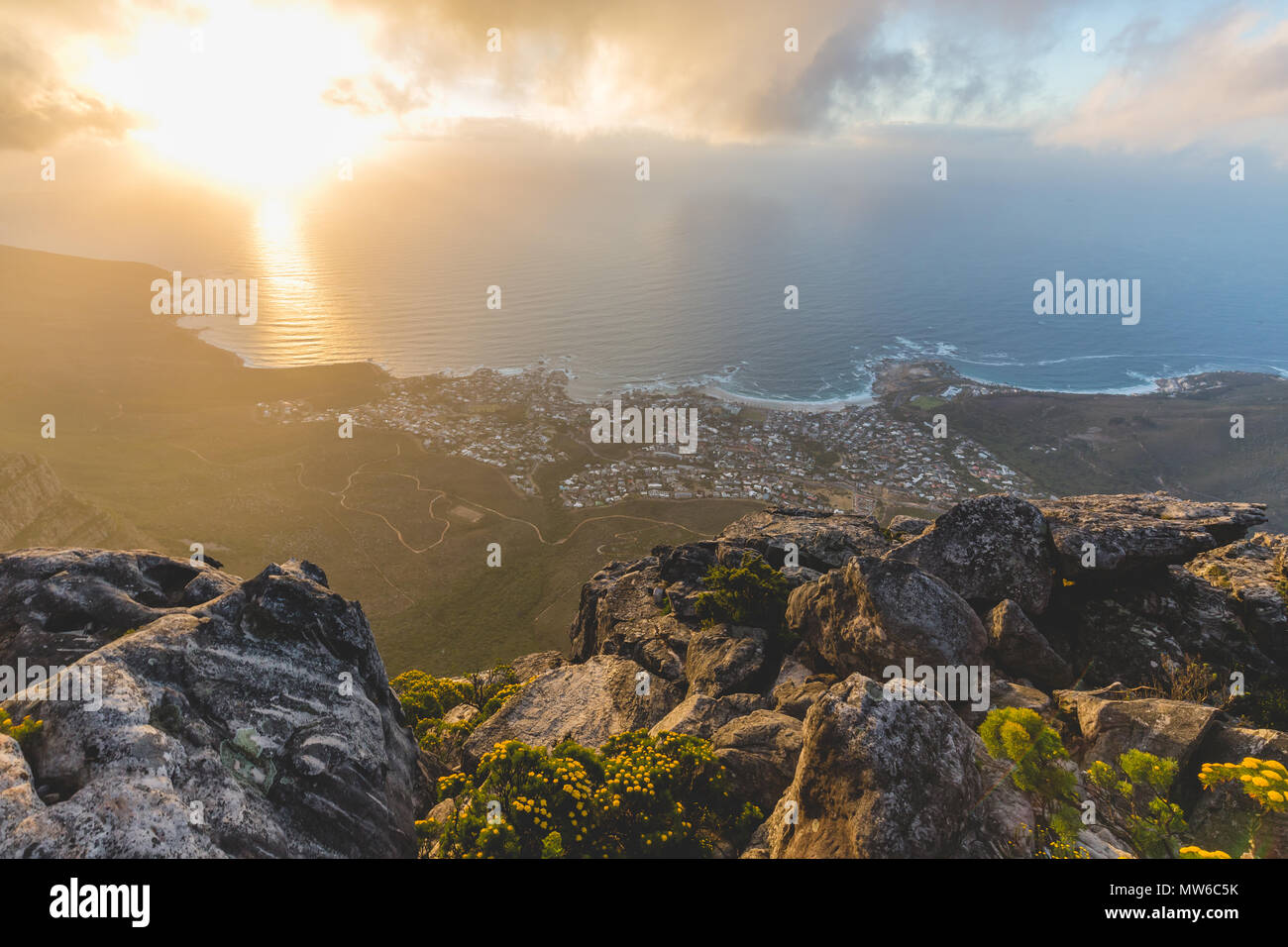 Vue du coucher de Camps Bay à partir de la Table Mountain à Cape Town Banque D'Images