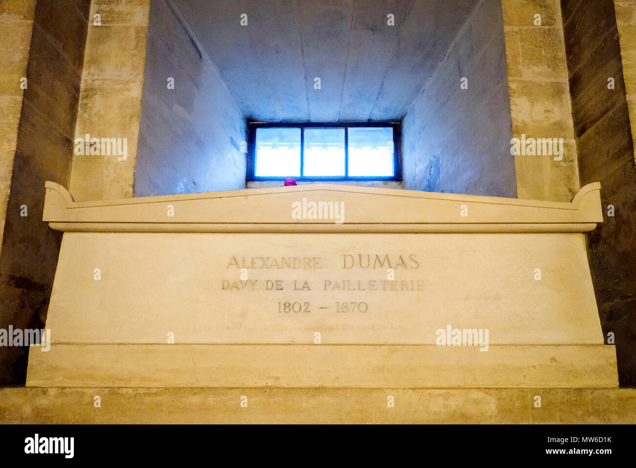 Alexandre Dumas pierre tombale dans la crypte sous le Panthéon au Quartier Latin - Paris, France Banque D'Images
