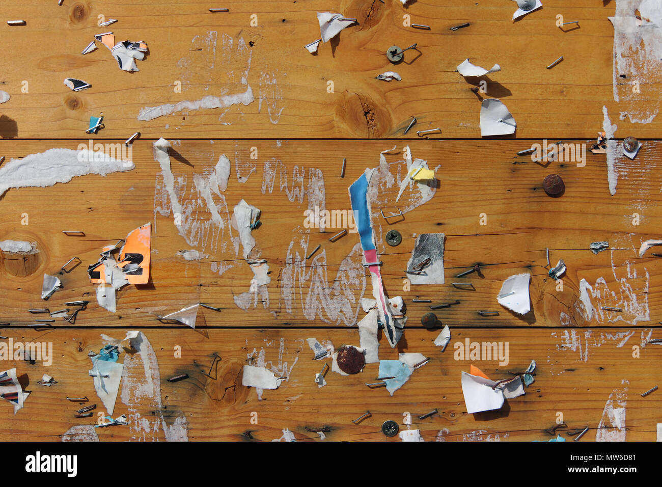 Ancienne notice board avec des bouts de papiers - abstract detail Banque D'Images