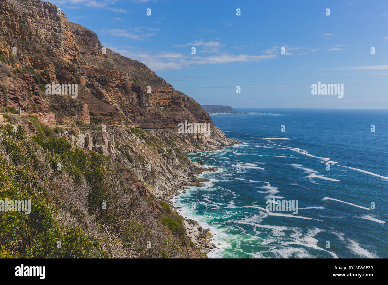 Chapman's Peak Drive le long de paysages côtiers rocheux à Cape Town Banque D'Images