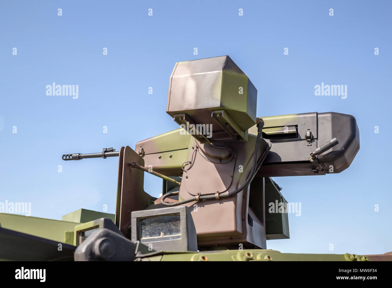 Poste de tir télécommandé armé de mitrailleuse de 12,7 mm, intégré sur des véhicules blindés. Banque D'Images