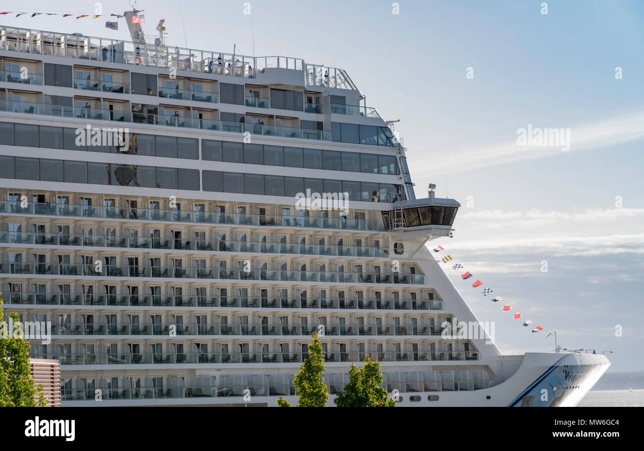 La ligne norvégienne de croisière navire amarré Bliss au coucher du soleil dans Seattle Washington, le nez du navire a fait remarquer à l'autre. Banque D'Images