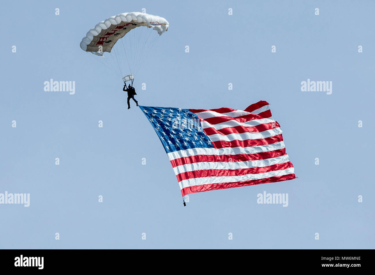 Un parachutiste porte drapeau américain pendant l'Coca-Coal 600, à Charlotte Motor Speedway de Charlotte, N.C., 27 mai 2018. Le speedway est l'hôte d'une course annuelle sur le week-end du Memorial Day en l'honneur des hommes déchus et les femmes des forces armées. Les Marines du 2e Bataillon de Reconnaissance, a assisté à la course d'interagir avec les résidents locaux, et à faire prendre conscience de la semaine Charlotte Marin, qui est prévue pour septembre 5-9, 2018. (U.S. Marine Corps photo de la FPC. Tyler M. Solak) Banque D'Images