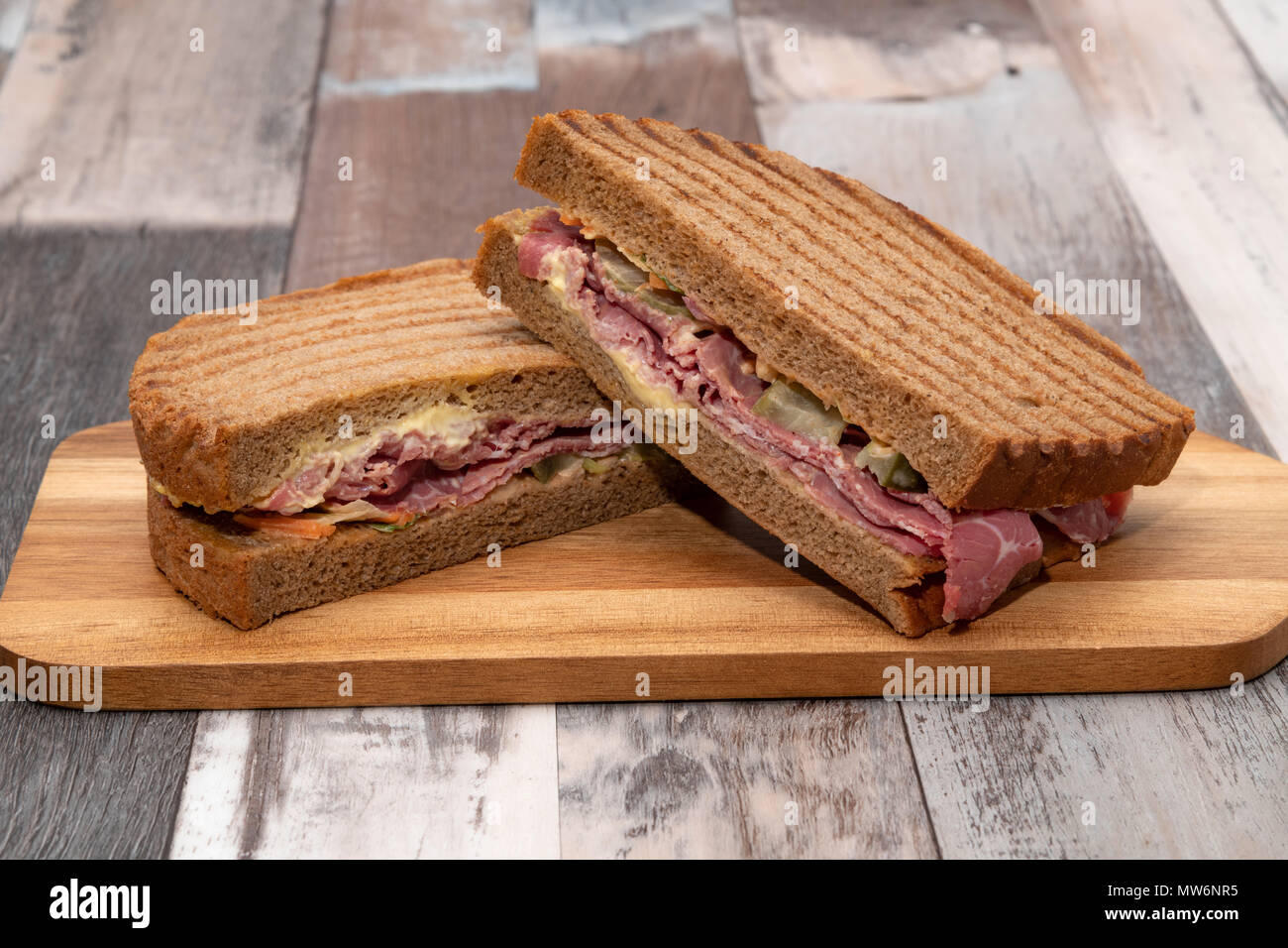 Bœuf salé ou sandwich au pastrami avec pain de seigle Banque D'Images