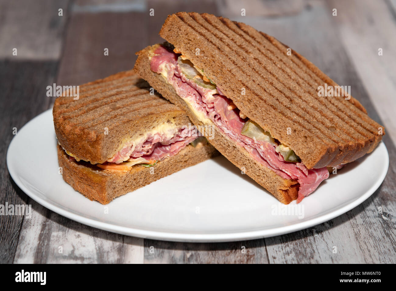 Bœuf salé ou sandwich au pastrami avec pain de seigle Banque D'Images