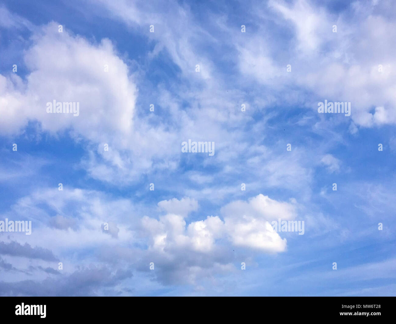 Beau ciel bleu avec des nuages de fond.Ciel avec nuages ...