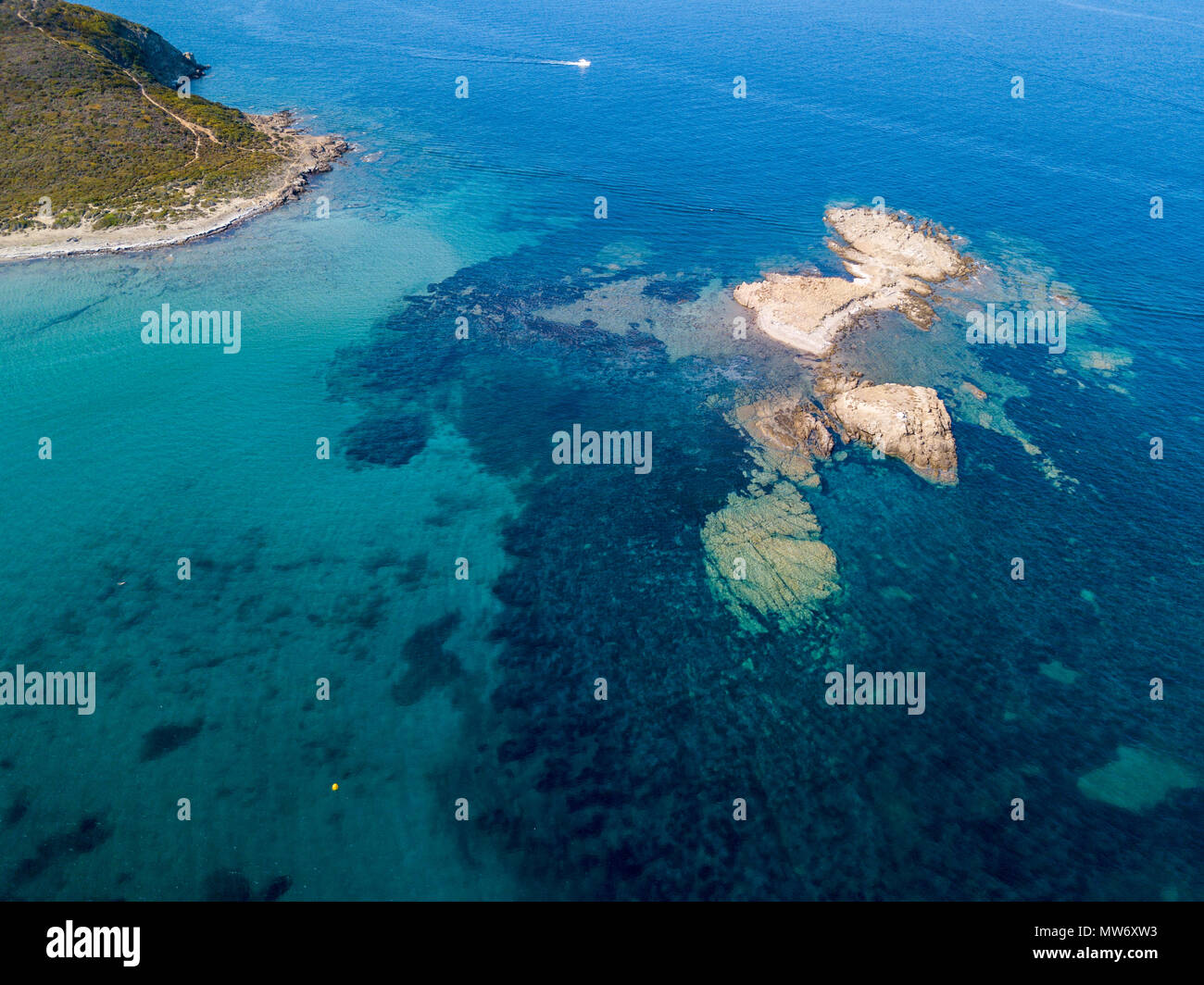 Vue aérienne des îles de Finocchiarola, Mezzana, un Terra, péninsule du Cap Corse, Corse. La France. Voiliers et bateaux amarrés dans une baie Banque D'Images