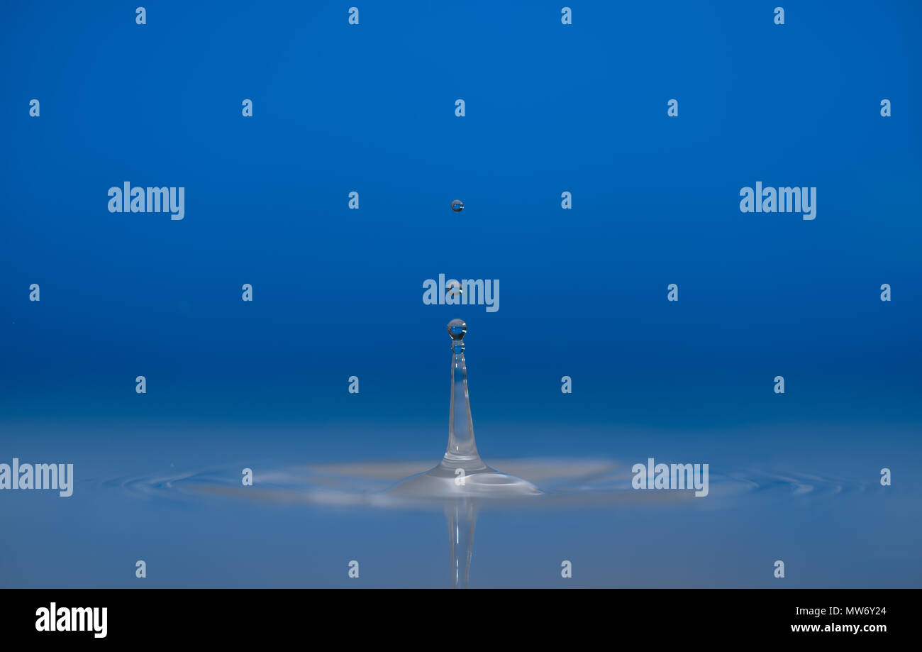 Touche de goutte d'eau bleu sur surgace Banque D'Images