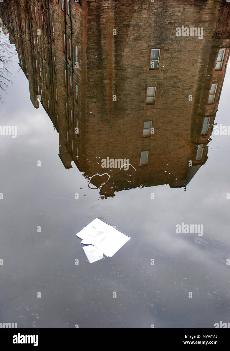 Édimbourg, Écosse- 7 janvier 2009 : une réflexion d'un tenement bloc dans l'eau du canal. Banque D'Images