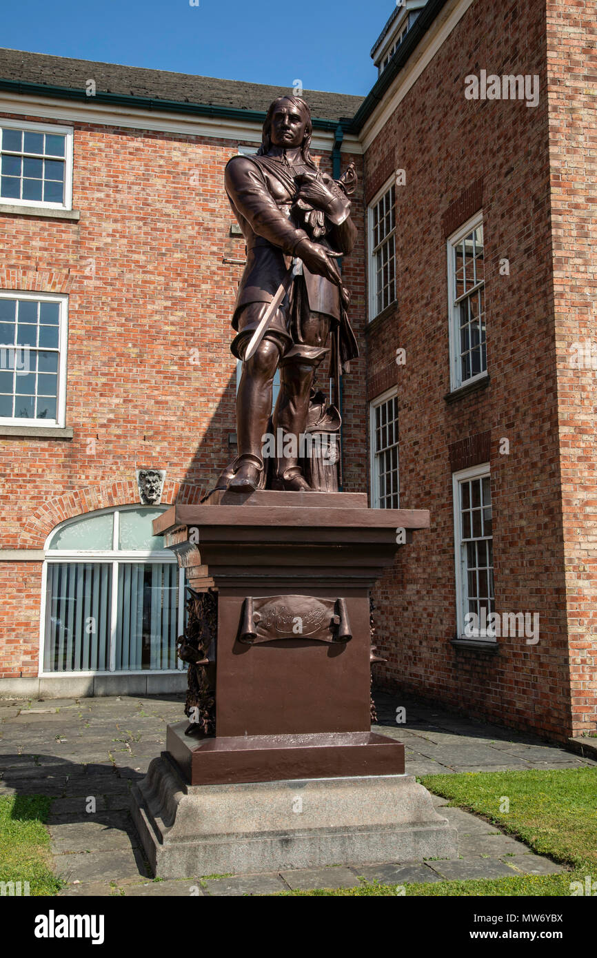 Une statue d'Oliver Cromwell sur une plinthe dans les motifs de la Warrington Academy Building Warrington Cheshire Mai 2018 Banque D'Images