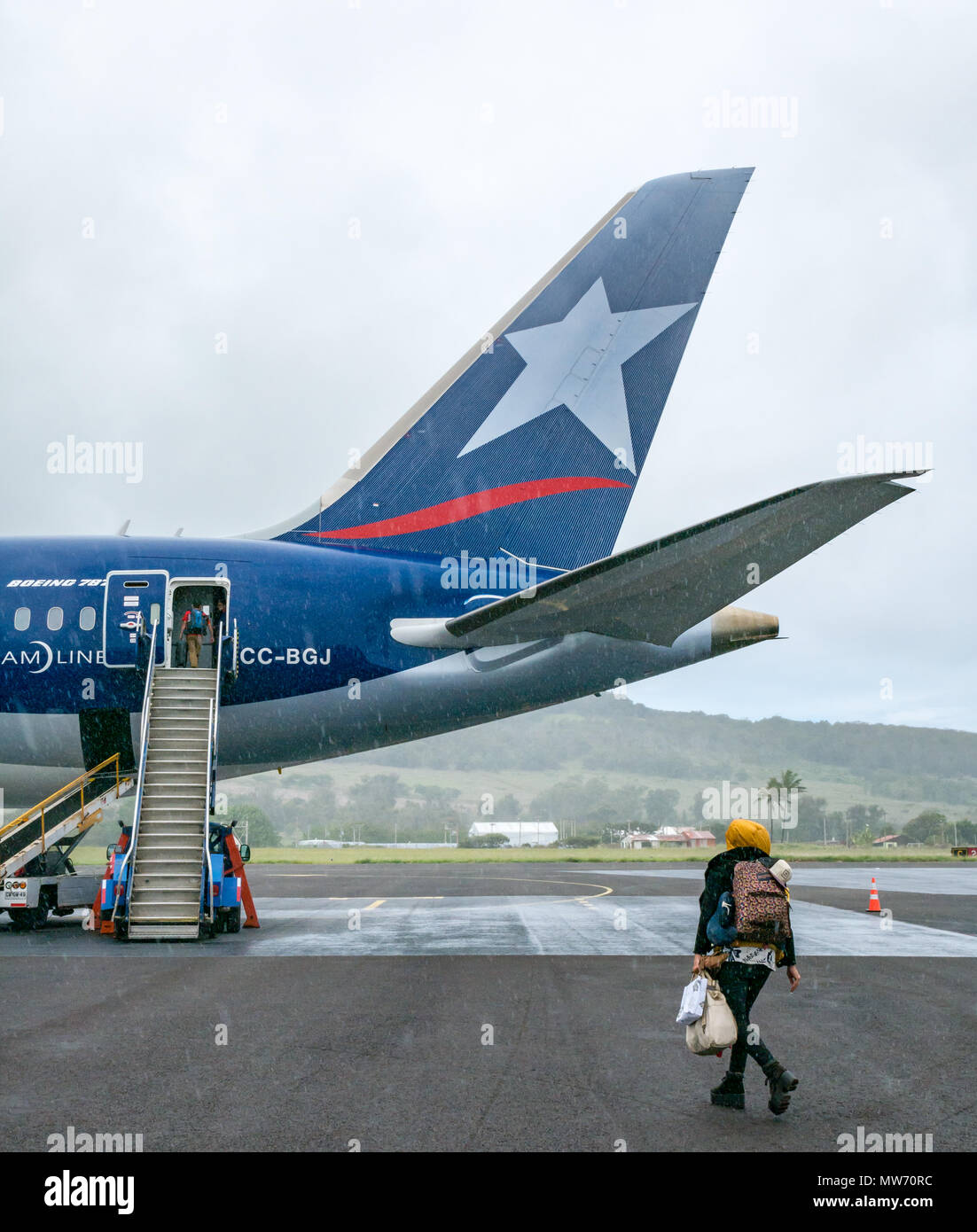 Les passagers d'avion Boeing 787 Dreamliner LATAM, pendant la pluie météo à l'Aéroport International Mataveri piste, l'île de Pâques, Chili Banque D'Images