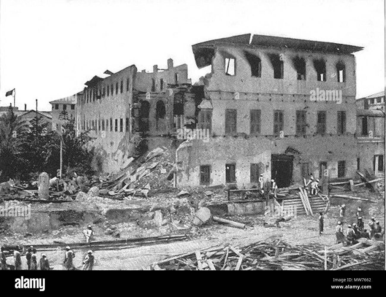 . Deutsch : Zerstörtes Gebäude nach dem Krieg im Angriff Britisch-Sansibarischen Français : palais et autres bâtiments détruits après l'attaque à la guerre Anglo-Zanzibar. À Stone Town, Zanzibar City. 中文 : 英桑战争中被英军炮轰的桑给巴尔后宫 . Richard Dorsey (1865-1915) Mohun 46 AngloZanzibarWar Banque D'Images