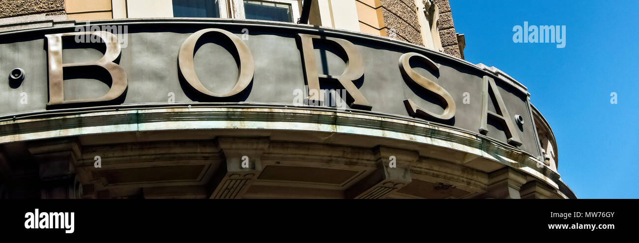 Trieste New stock Exchange (Borsa Nuova), anciennement Dreher Palace. Trieste, Friuli Venezia Giulia. Italie Europe, UE. Ciel bleu clair, gros plan. Banque D'Images