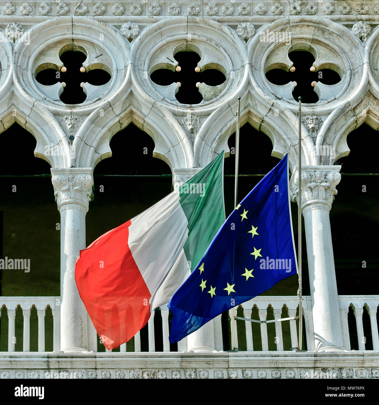 Drapeaux italiens et européens au Palais des Doges, style gothique vénitien. Place Saint-Marc. UNESCO. Palazzo Ducale, Piazza San Marco. Venise Italie, Europe Banque D'Images