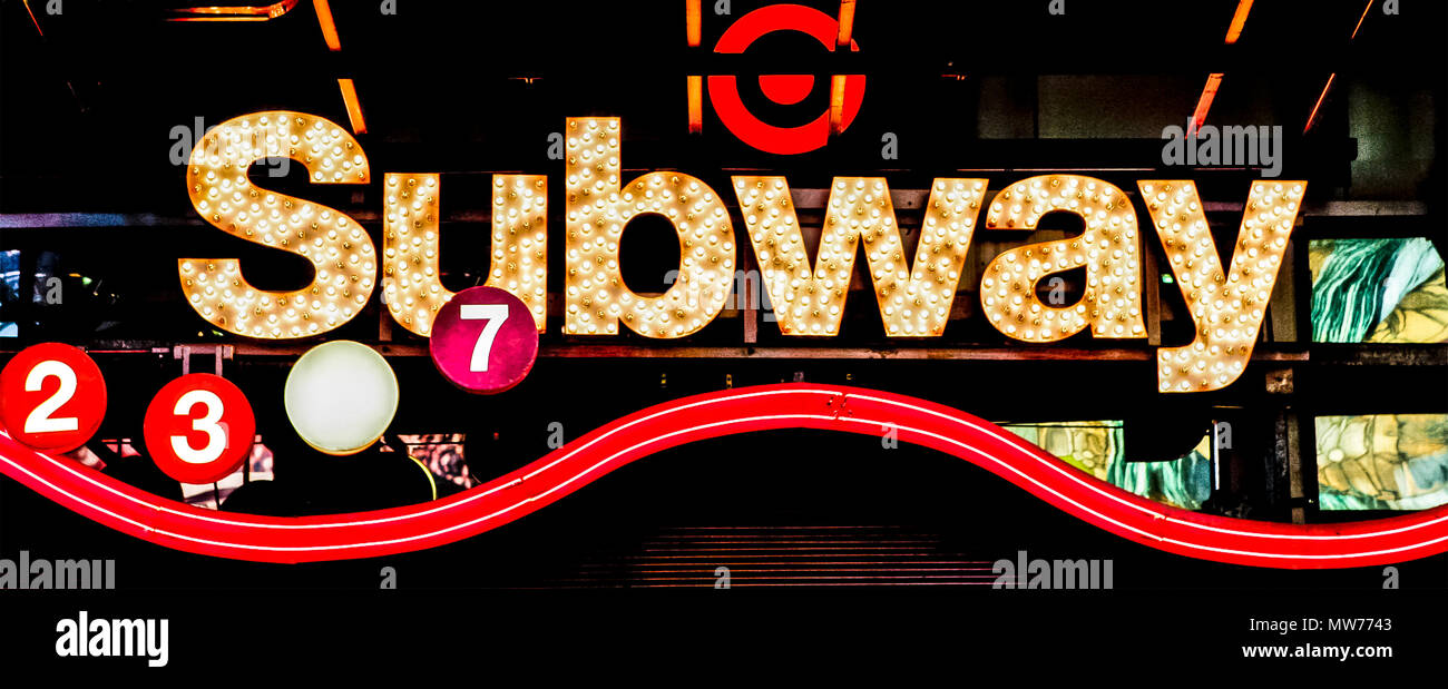 Métro de New York, Times Square station en néon phares la nuit. Close up. Le transport. Manhattan. New York, NY, États-Unis d'Amérique, USA Banque D'Images