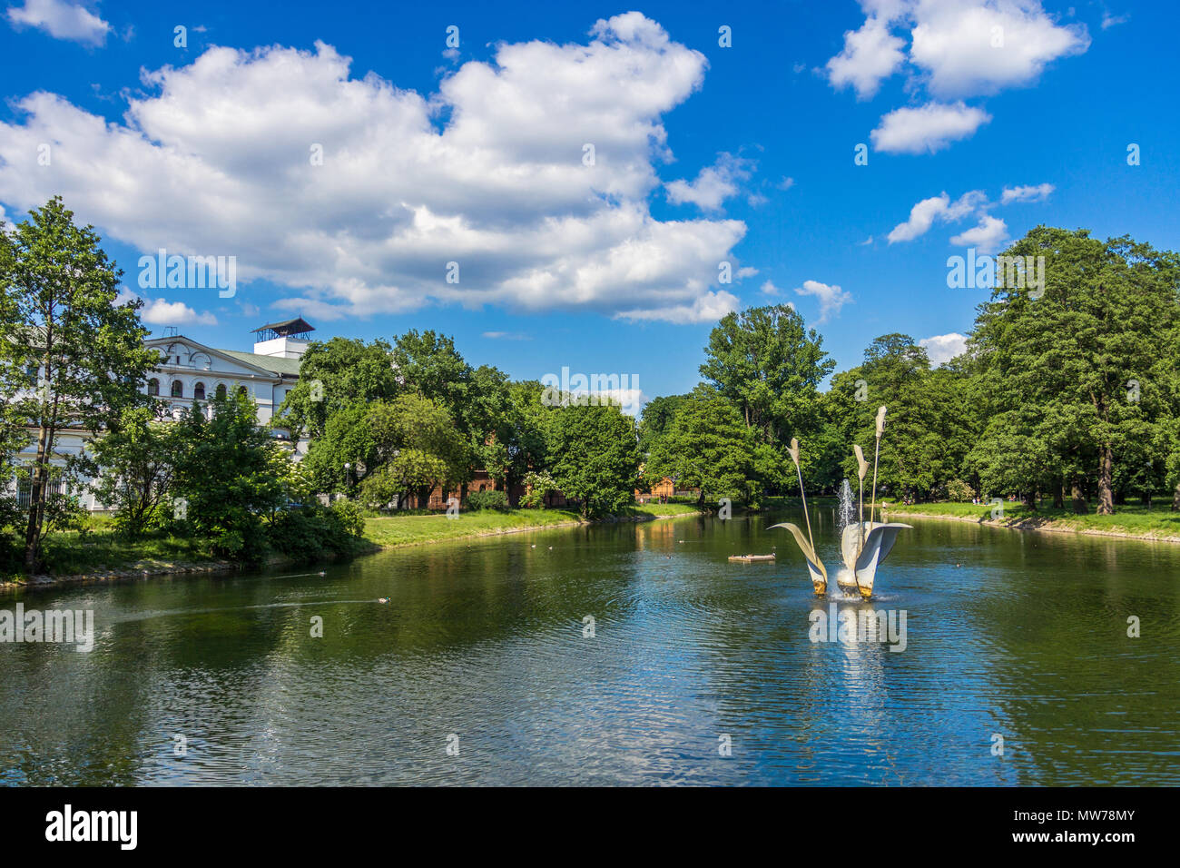 Parc du lac à Reymonta, Lodz, Pologne, montrant une fontaine , la première du programme "Fontaines de Łódź,' et l'usine blanc Banque D'Images