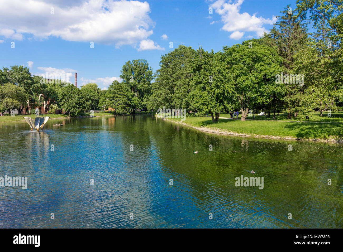 Parc du lac à Reymonta, Lodz, Pologne, montrant une fontaine , la première du programme "Fontaines de Łódź,' Banque D'Images